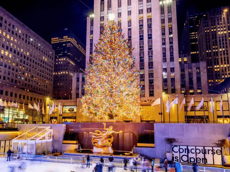 Árvore de Natal iluminada no Rockefeller Center, em Nova York